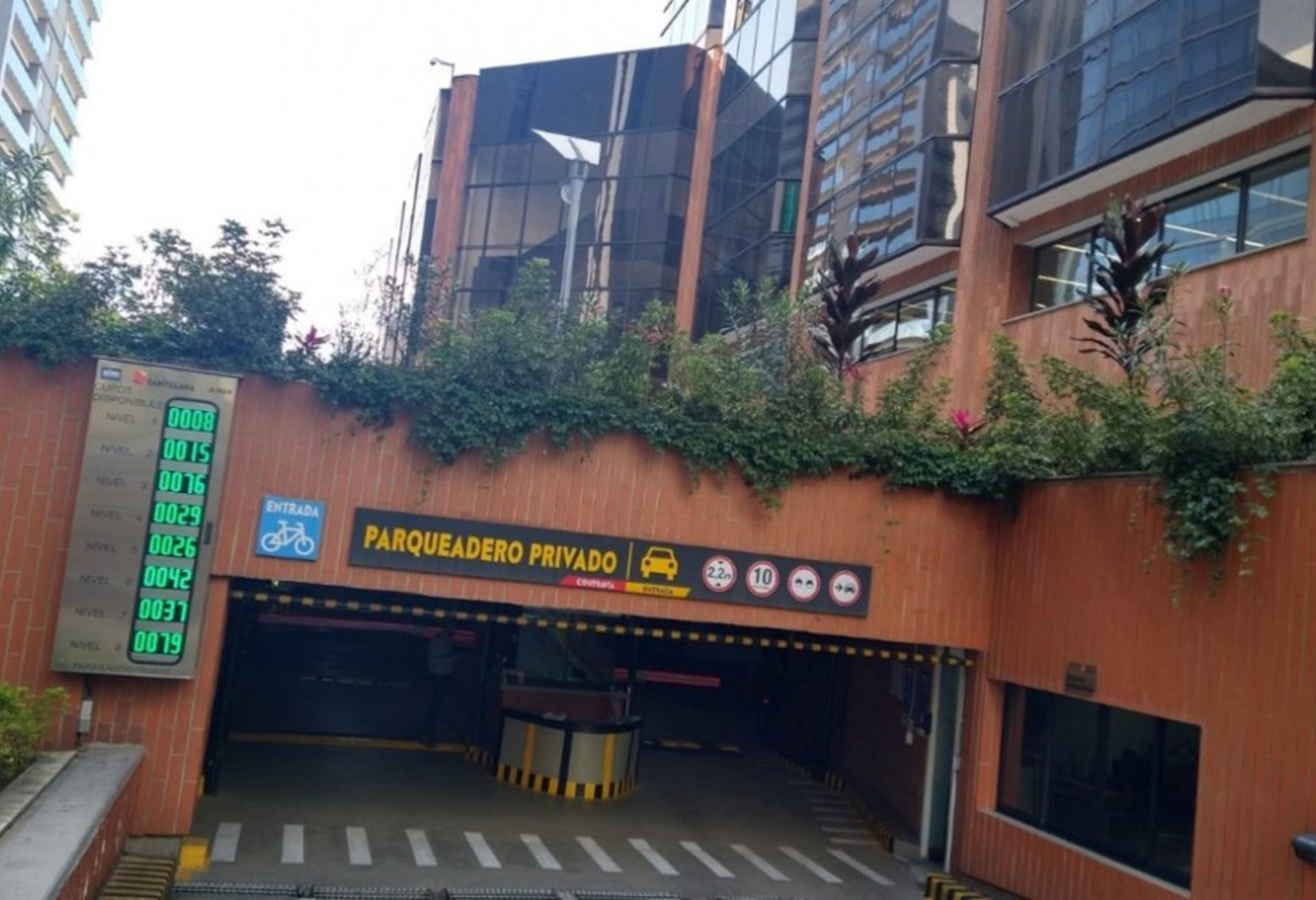 En Medellín el edificio corporativo CENTRO SANTILLANA, implementa una solución de parqueadero guiado con la tecnología de DAHUA TECHNOLOGY